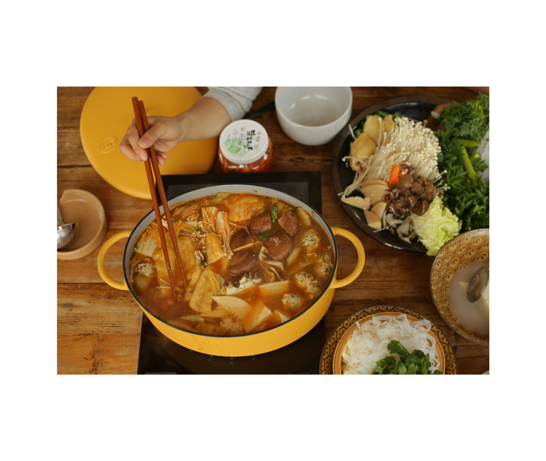 03-family-style-mustard-lifestyle_7a3bcf83-12b7-47f4-b241-0c9ef3e2e025.png